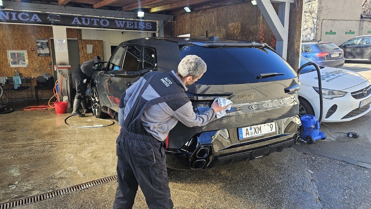 Radnik čisti automobil