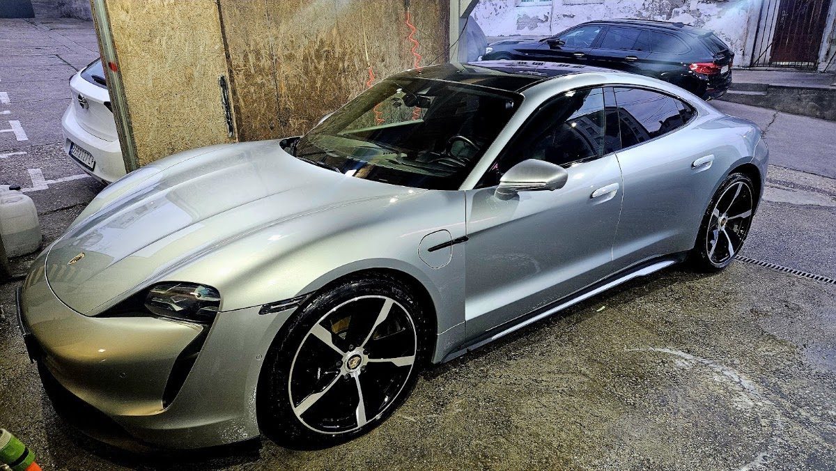 Opran Porsche Taycan ispred perionice